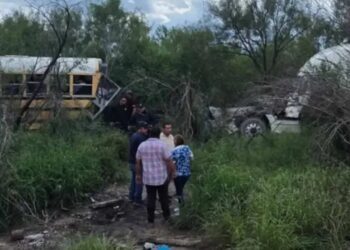 Choque entre tráiler y transporte escolar en Reynosa deja varios estudiantes heridos