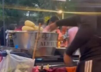 Polémica en CDMX: vendedor revisa billetes en el caldo de elotes