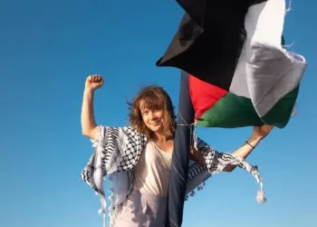 Tras secuestro Greta Thunberg fue forzada a besar la bandera de Israel