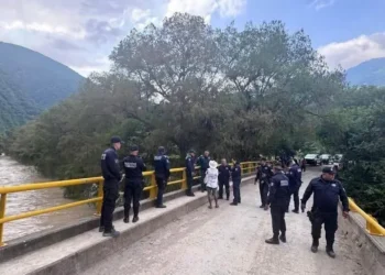 Señor es arrastrado por la corriente del río Amajac