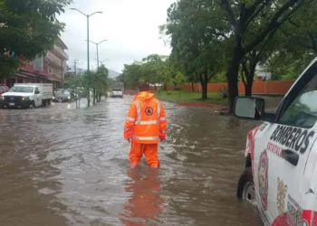 Raymond provoca inundaciones en Zihuatanejo