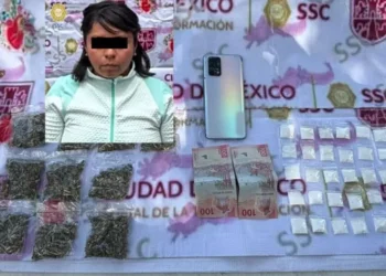 Detienen a mujer con droga; la vinculan con banda de extorsión en la CDMX