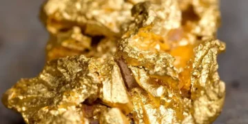 Otro robo sacude a un museo de París: una mujer se lleva pepitas de oro