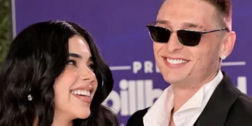 Kenia Os y Peso Pluma deslumbran en la alfombra azul de los Billboard Latin Awards 2025
