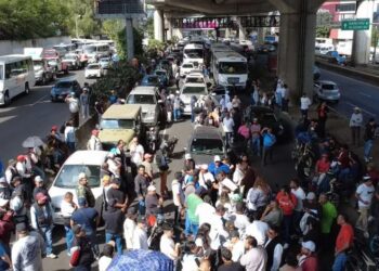 Bloqueo de Periférico Norte por Piperos y transportistas; exigen detener la fabricación de delitos en Edomex