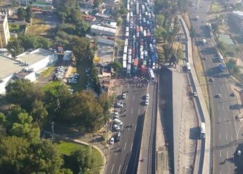 Bloqueo de piperos en la México-Pachuca suma 6 horas; exigen reabrir pozos clausurados por huachicoleo