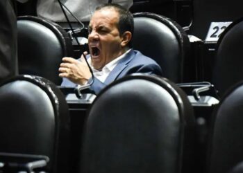 Cuauhtémoc Blanco, señalado por jugar pádel en sesión del Congreso