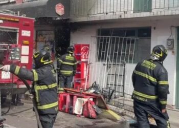 Fuego consume tienda en la alcaldía Benito Juárez