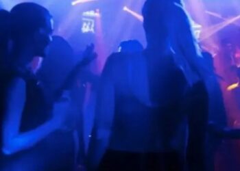 Cadenero de antro en Polanco acusado de discriminación