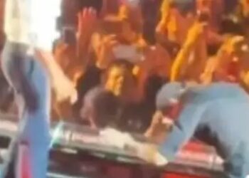 Enrique Iglesias invita a Checo Pérez al escenario