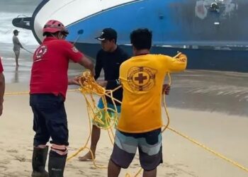 ‘Raymond’ deja yate varado en costas de Oaxaca