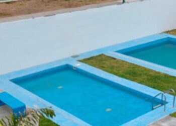 Gemelas fallecen ahogadas tras caer en una piscina