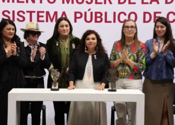 Clara Brugada Sistema de Cuidados: Recibe premio Mujer de la Década por su impulso a la ley