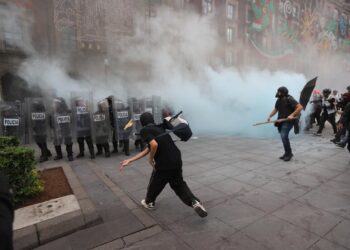 Arrestan a encapuchado por robo a joyería durante marcha