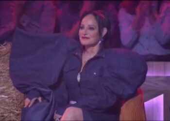 Lola Cortés come excremento de borrego