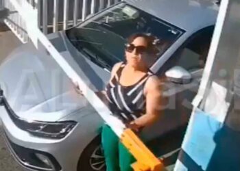 “Lady gato muerto de hambre” humilla a vigilante en Puebla