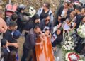 Repartidor cae en fosa durante funeral y provoca risas en Ecuador