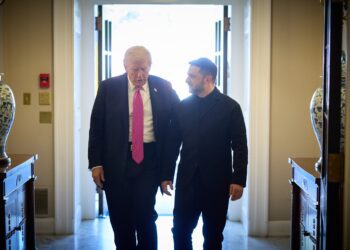 “Necesitamos  misiles Tomahawk”: El frío encuentro entre Zelenski y Trump, ensombrecido por la cumbre con Putin
