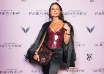 Aislinn Derbez representa a México en el Victoria’s Secret 2025