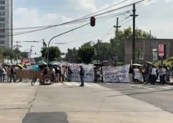 Bloqueo en Insurgentes: Estudiantes exigen destitución de directora de UNAM Arquitectura.