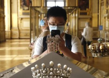 Robo exprés en el Louvre: ladrones se llevan joyas imperiales