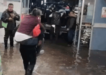 Graves inundaciones afectan clínica del ISSSTE en Coyoacán