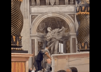 Profanación en San Pedro: hombre orina sobre el altar