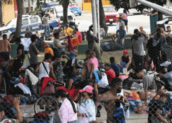 Migrantes avanzan hasta Huixtla en busca de documentos y apoyo