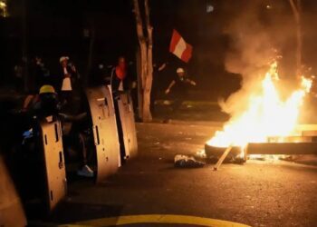 Un muerto y más de 100 heridos en violentas protestas en Lima tras nuevo gobierno
