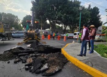 Nuevo mega socavón alarma en Iztapalapa: riesgos para peatones y conductores