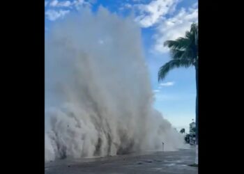 Huracán Priscilla provoca alto oleaje en el malecón de Puerto Vallarta