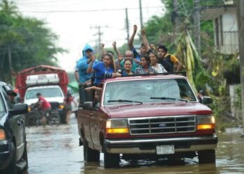 Tormentas y vientos fuertes azotarán 10 estados por la onda tropical 37 y vaguadas, alerta el SMN