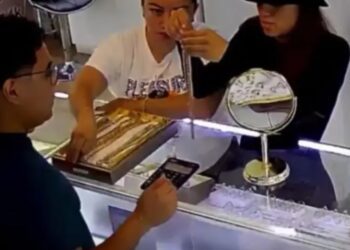 VIDEO: mujeres roban cadena de 50 mil pesos en Puebla