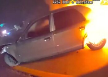 Policía rescata a conductora de auto en llamas en Dallas