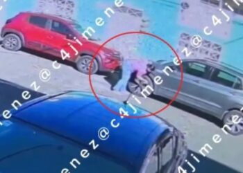 Vecina con cuchillo pincha llantas frente a su casa en CDMX