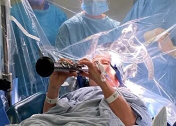 Toca el clarinete mientras le operan el cerebro despierta