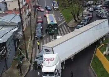 Tráiler queda a punto de volcar en Circuito Interior CDMX