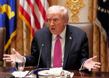 Guerra Comercial: Así Impactan los Nuevos Impuestos de Trump a Autobuses y Camiones de México y Canadá