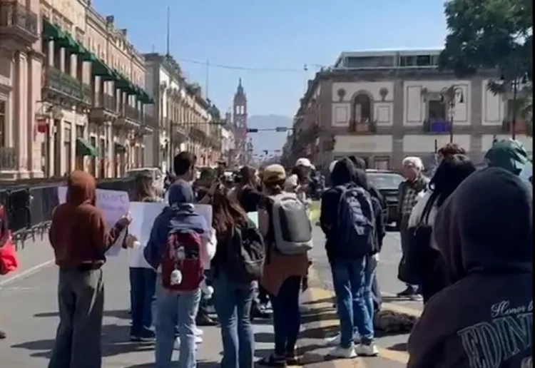 Exigen en Michoacán la liberación de estudiantes detenidos tras marchas por Carlos Manzo