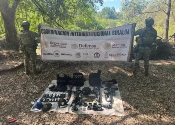 Marina incauta arsenal y equipo táctico en operativo terrestre en Sinaloa