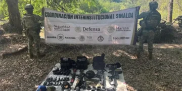 Marina incauta arsenal y equipo táctico en operativo terrestre en Sinaloa