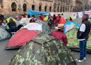 Artesanos indígenas bloquean calles del Centro Histórico