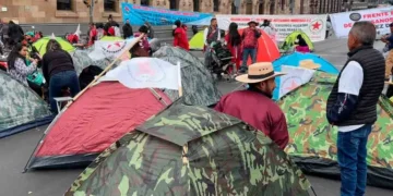 Artesanos indígenas bloquean calles del Centro Histórico
