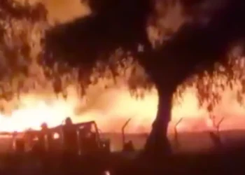 Controlan incendio en matorrales detrás de la Pirámide de la Luna en Teotihuacán