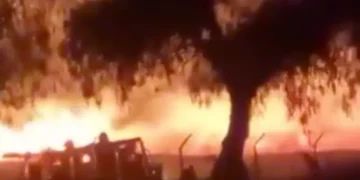 Controlan incendio en matorrales detrás de la Pirámide de la Luna en Teotihuacán