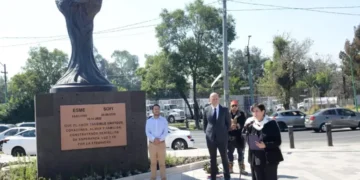 Familiares colocan memorial para Sofi y Esme, jóvenes que murieron al caer en una coladera destapada