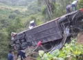 Dramático accidente en Oaxaca: Un muerto y varios heridos tras caer bus a barranca