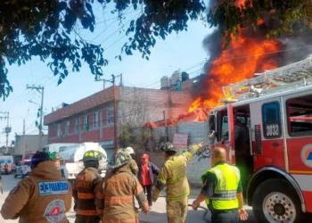 Controlan incendio en bodega de materiales en Ecatepec; vehículos quedan calcinados