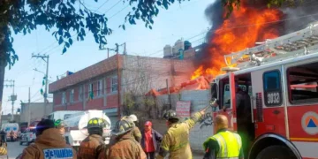 Controlan incendio en bodega de materiales en Ecatepec; vehículos quedan calcinados