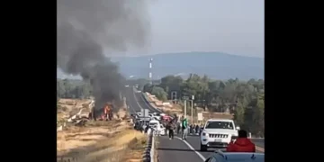 Sindicatos bloquean la autopista Tlaxcala–Puebla en protesta por exclusión en obras de ampliación